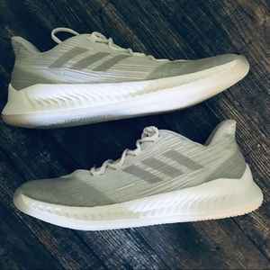 Men’s Adidas bounce shoe size 10 white/gray